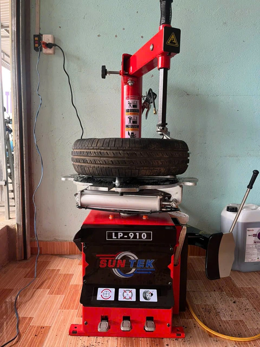 Suntek LP-910 tại khu làm lốp thực tế