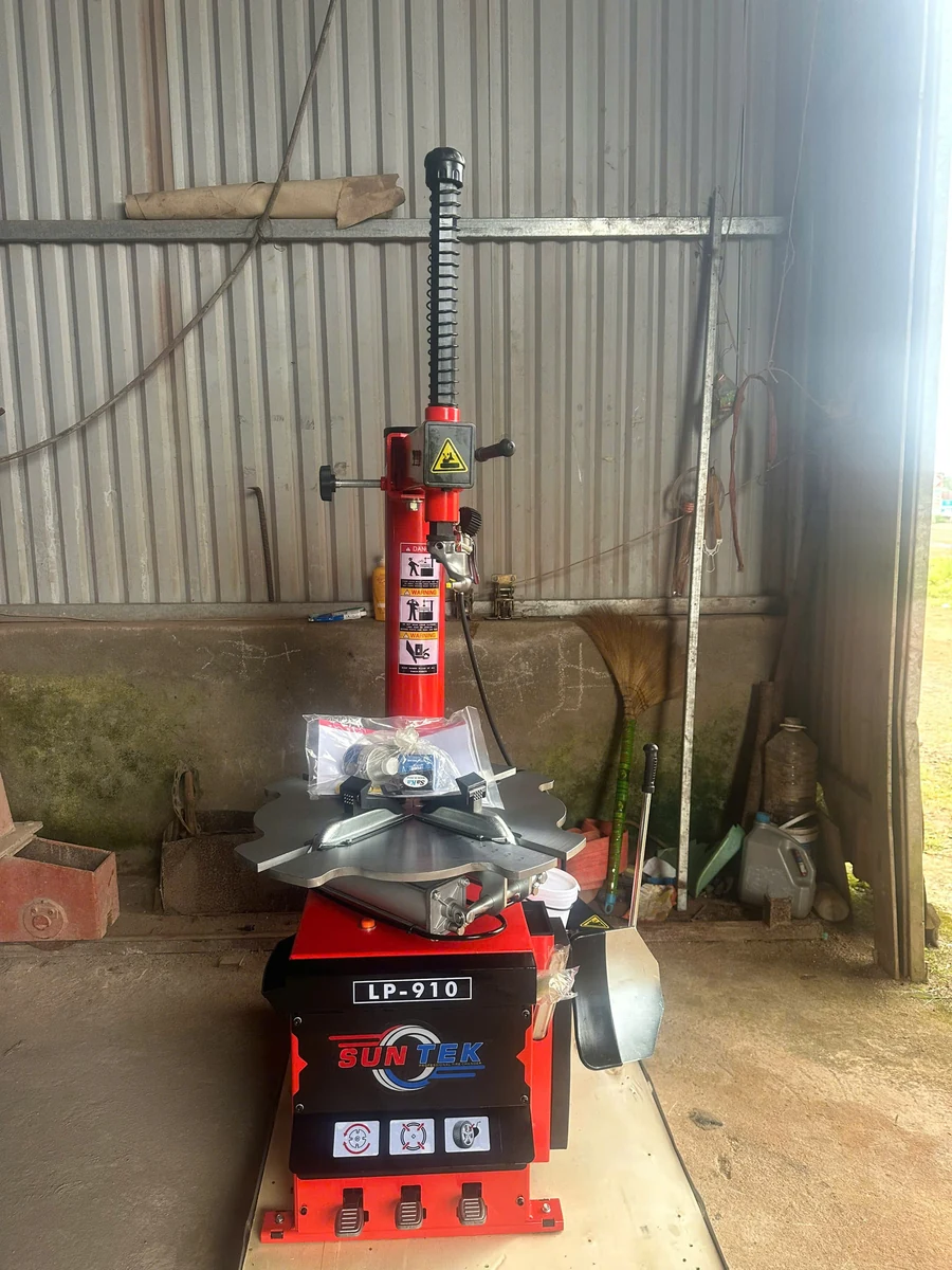 máy tháo lốp LP-910 trong tiệm lốp