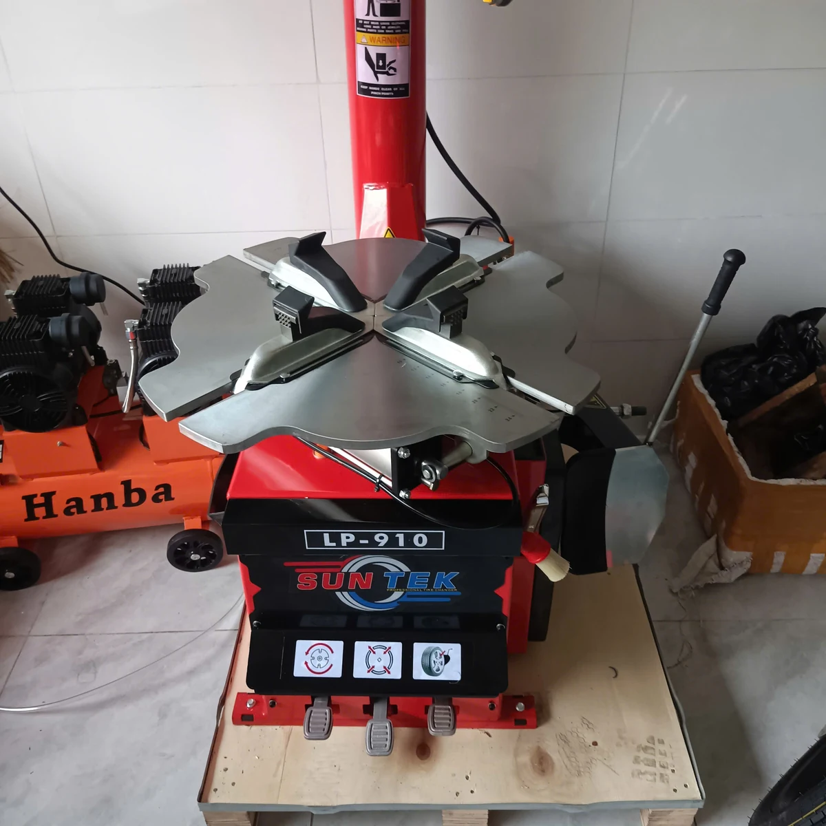Cận cảnh mâm xoay và chấu kẹp LP-910 tại xưởng