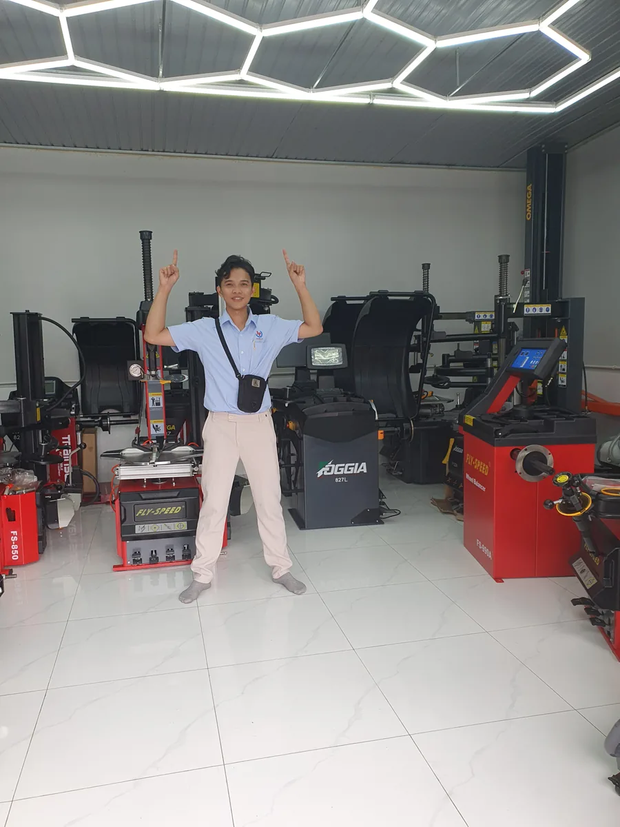 Hình ảnh nhân viên công ty Thiết Bị Lộc Phát bàn giao các thiết bị garage hiện đại.