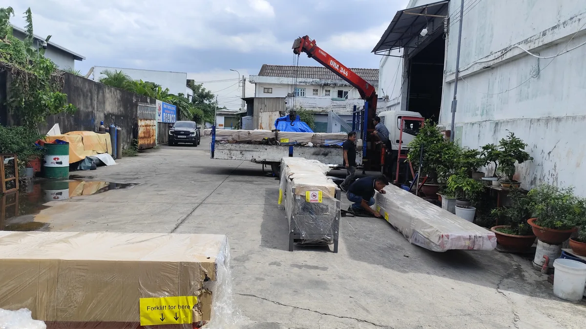 Cầu nâng ô tô sẵn sàng bốc xếp khi xem chính sách vận chuyển thiết bị garage