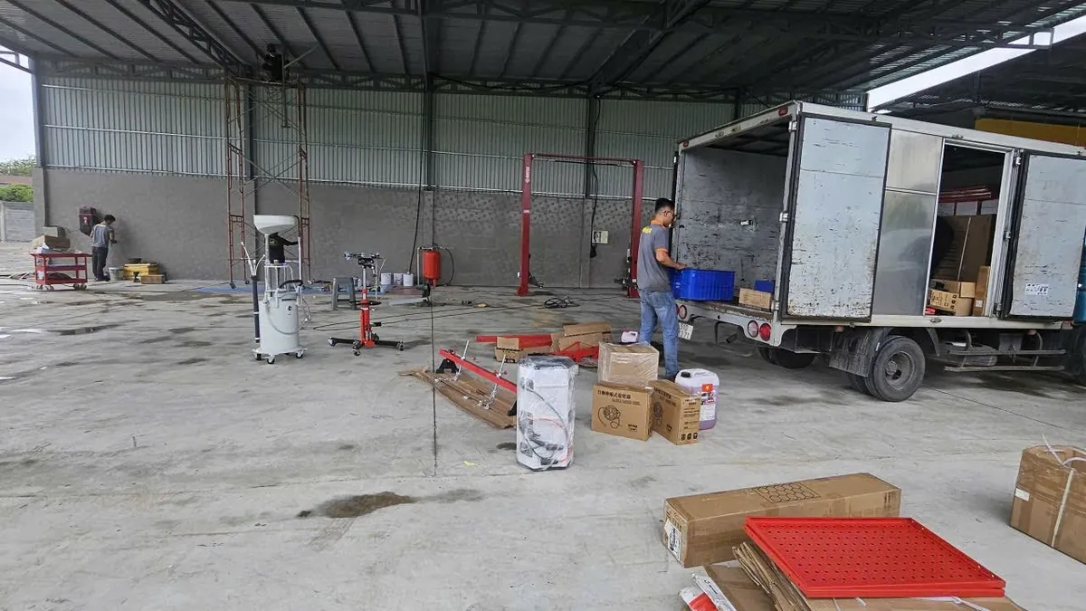 Quy trình bốc dỡ hàng container chuyên nghiệp khi liên hệ thiết bị garage Lộc Phát