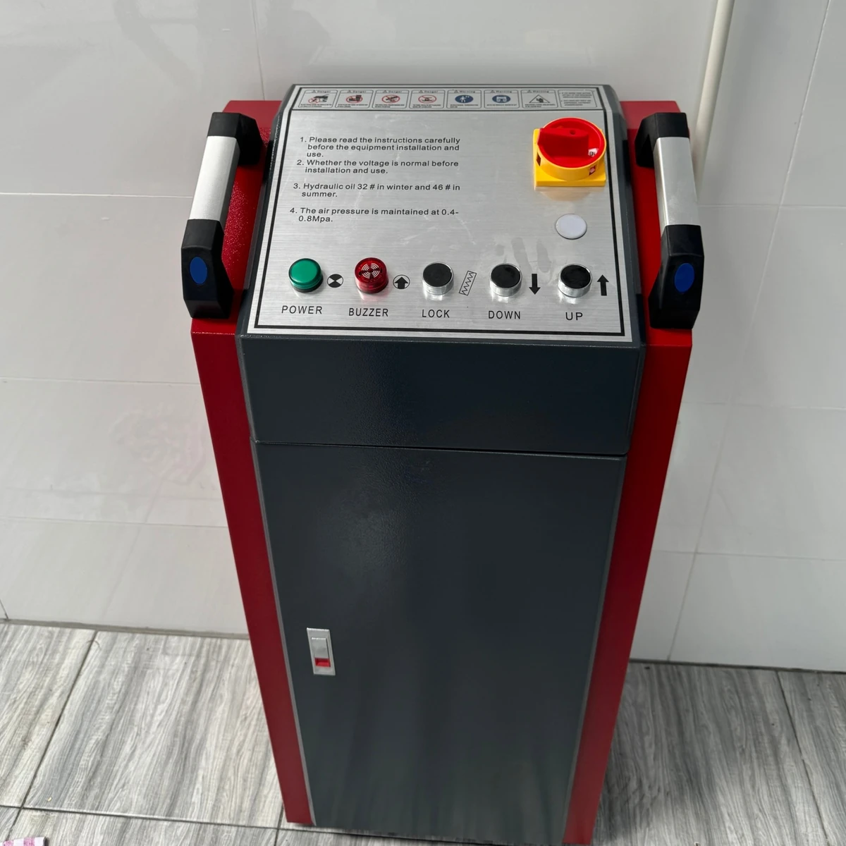 Tủ điều khiển cầu nâng ô tô Suntek 3500S Tủ điều khiển cầu nâng ô tô Suntek 3500S chính hãng, hiển thị các nút chức năng Power, Buzzer, Lock, Down, Up.