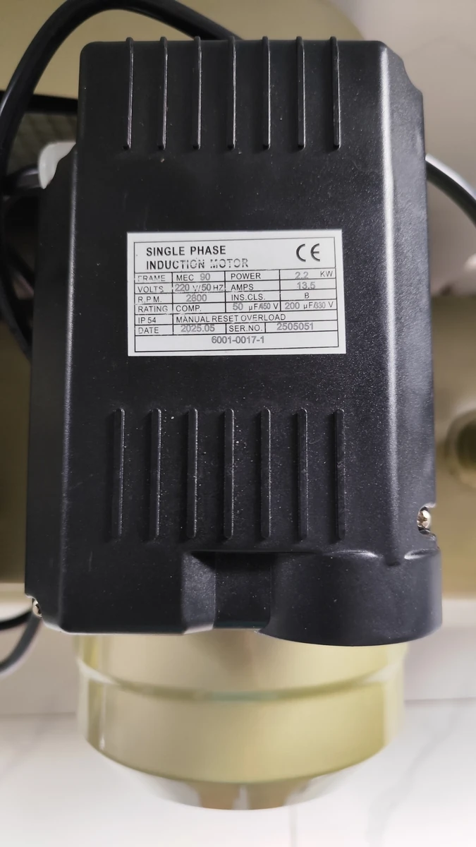 Cận cảnh nhãn thông số kỹ thuật động cơ máy nén khí LOPATEK AW20012(S) 3HP 100L