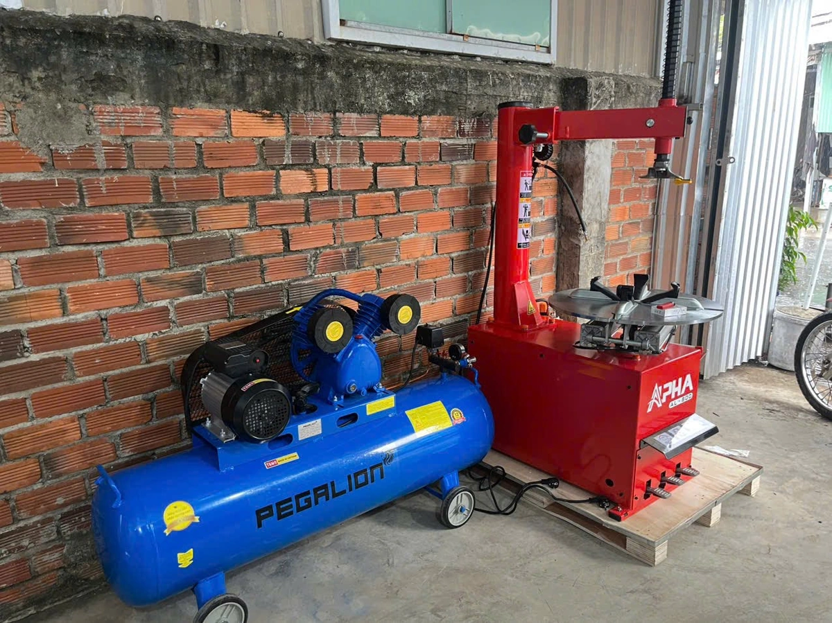 Máy nén khí Pegalion 2HP 120L cấp khí cho máy tháo lốp tại tiệm sửa xe