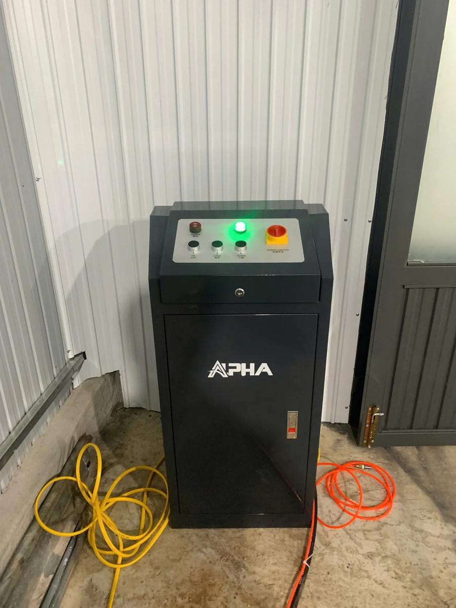 Cận cảnh tủ điều khiển thông minh của cầu nâng ô tô kiểu xếp Alpha AL-4XD chính hãng Lộc Phát, vận hành an toàn và dễ dàng.