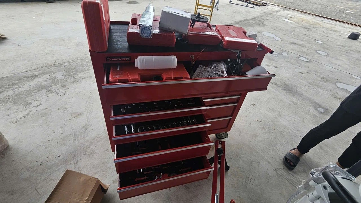 Tủ đồ nghề Lộc Phát được trang bị đầy đủ các loại dụng cụ sửa chữa ô tô.