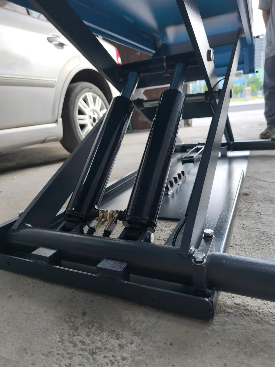 Cận cảnh hệ thống ty ben thủy lực kép mạnh mẽ của cầu nâng cắt kéo di động Alpha AL-4XD chính hãng do Thiết bị Lộc Phát phân phối.
