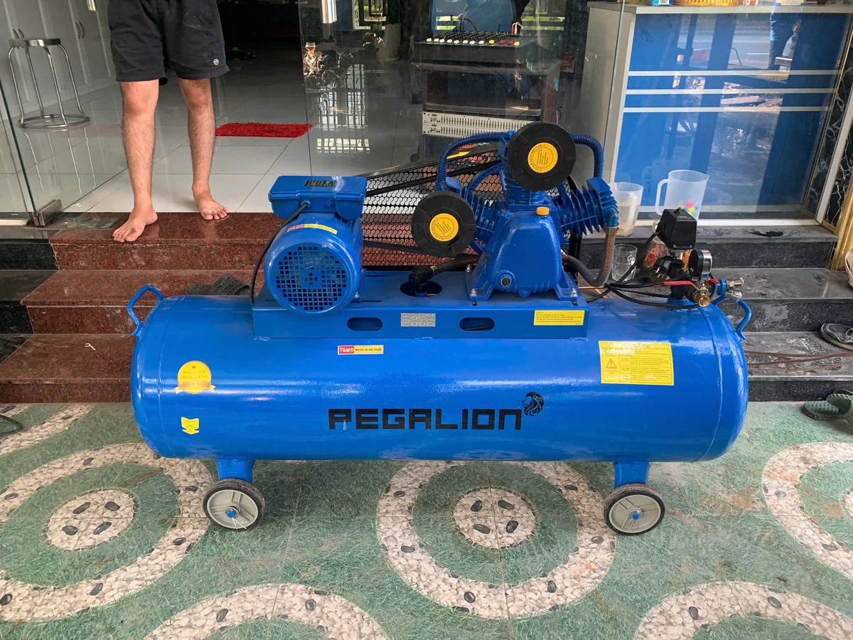 Máy nén khí Pegasus 4HP 180L áp 12.5 bar cấp khí cho cầu nâng 1 trụ rửa xe ô tô tại Bến Cát Bình Dương