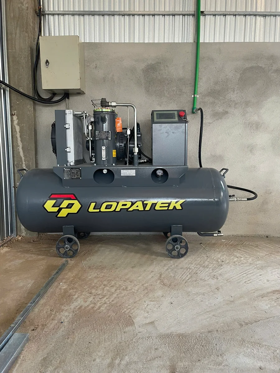 Máy nén khí trục vít Lopatek 10HP 300L áp 12 chạy cùng cầu nâng cắt kéo và cầu 1 trụ tại Quảng Ngãi