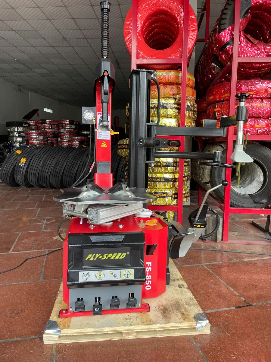 Bàn giao máy tháo lốp Fly Speed FS-850 kèm cần tỳ phụ tại Bình Dương
