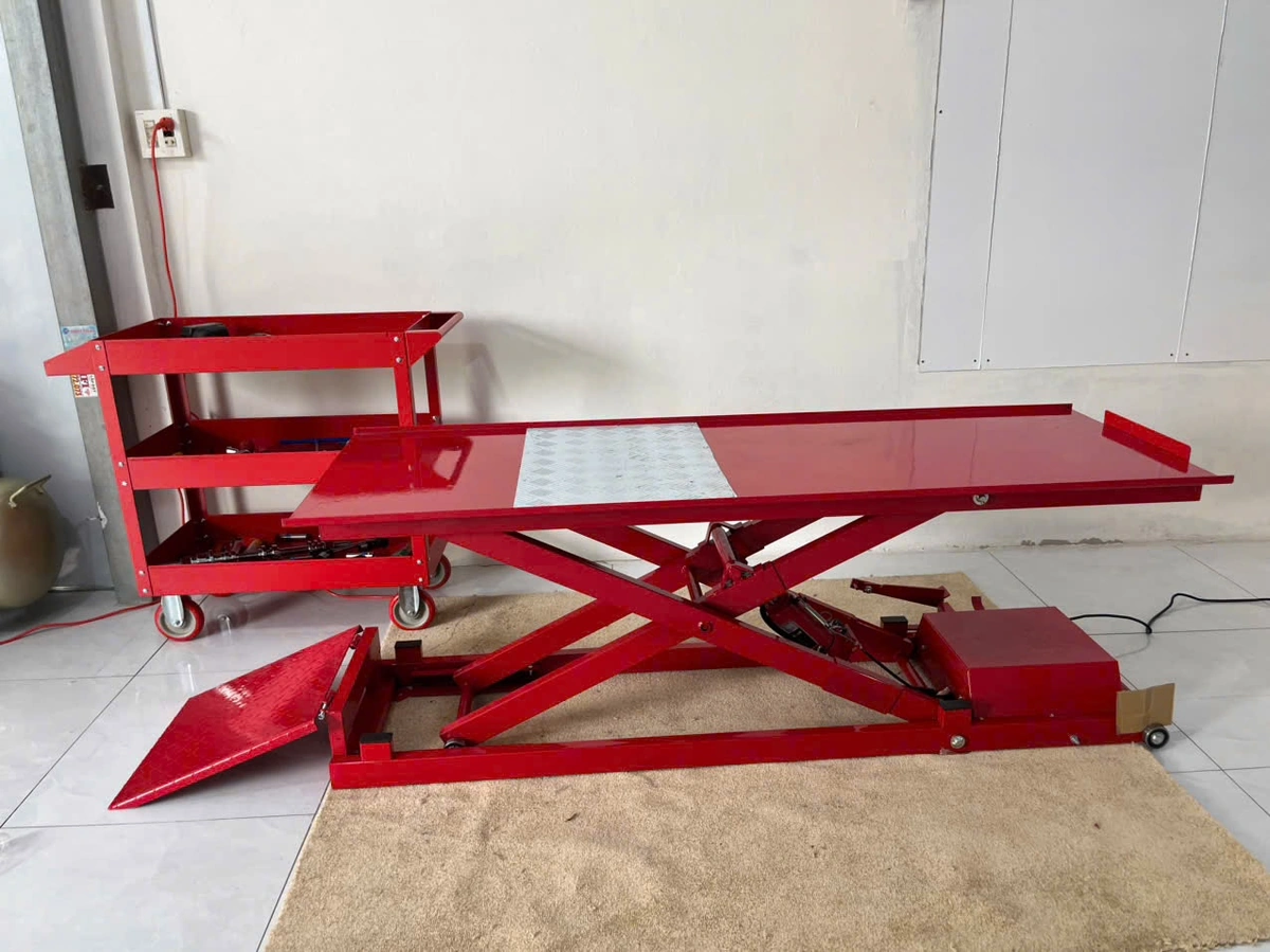 Bàn giao xe đẩy đồ nghề 3 ngăn và bàn nâng xe máy cho anh Vĩnh tại Vĩnh Long