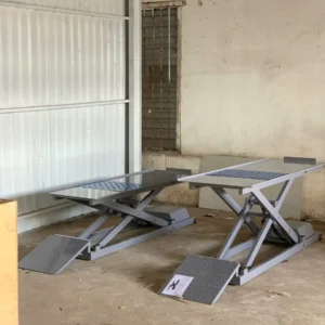 Nghiệm thu bàn giao 2 chiếc bàn nâng xe máy điện màu xám ghi tại xưởng dịch vụ