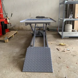 Cận cảnh mặt bàn tôn gân nhám và tấm inox chịu lực chân chống bàn nâng xe máy điện