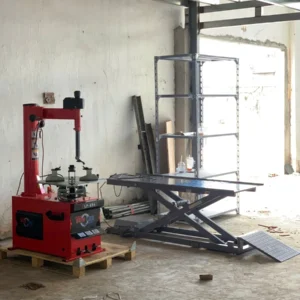 Khoang sửa chữa xe máy điện đồng bộ bàn nâng BNXMD và máy ra vỏ Suntek LP-806