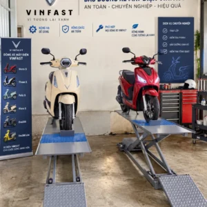Poster quy chuẩn bảo dưỡng các dòng xe máy điện VinFast trên bàn nâng BNXMD