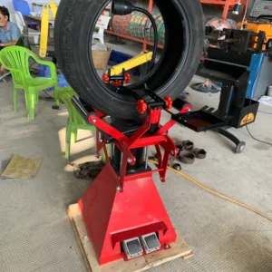 Máy banh lốp xe hơi Suntek PG đang giữ mở rộng mép lốp ô tô để thao tác vá vỏ tại Vị Thanh