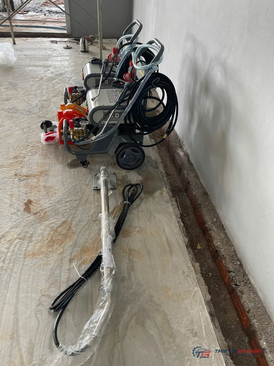 Máy rửa xe áp lực cao Lopatek 3KW và tay quay inox 360 độ treo trần