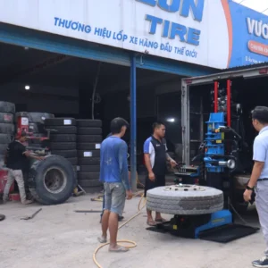 Cận cảnh quy trình ép tanh và tách lốp xe tải bằng máy tháo lốp lưu động Alpha AL-1300-SDL2