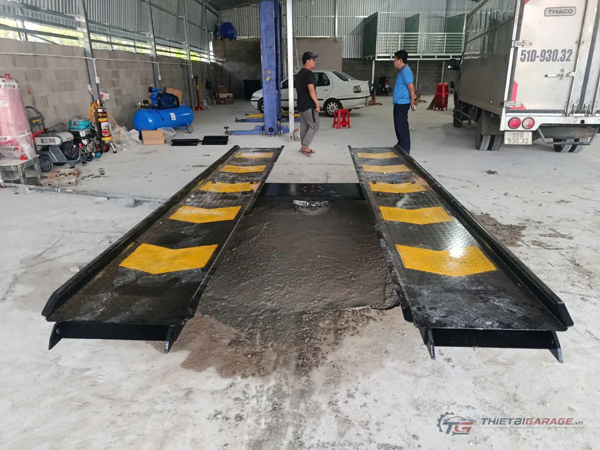 Cầu nâng 1 trụ Ấn Độ dương nền lắp nổi hoàn thiện tại xưởng rửa xe