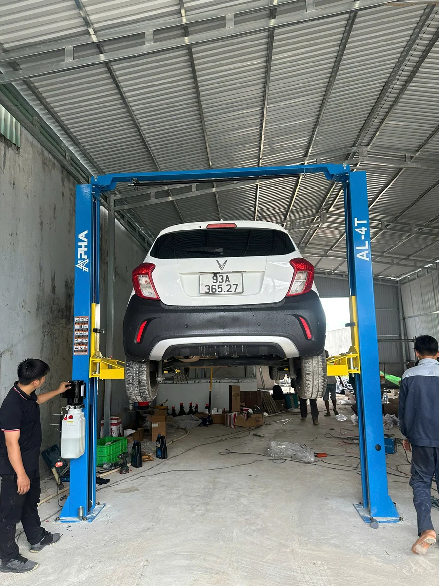Nâng xe Daewoo Nâng xe Daewoo bằng cầu nâng Alpha AL-5T.