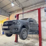 Kê bát đỡ cao su của tay nâng cầu 2 trụ vào đúng vị trí xương sắt chassis xe bán tải