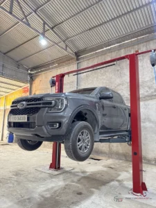 Kê bát đỡ cao su của tay nâng cầu 2 trụ vào đúng vị trí xương sắt chassis xe bán tải