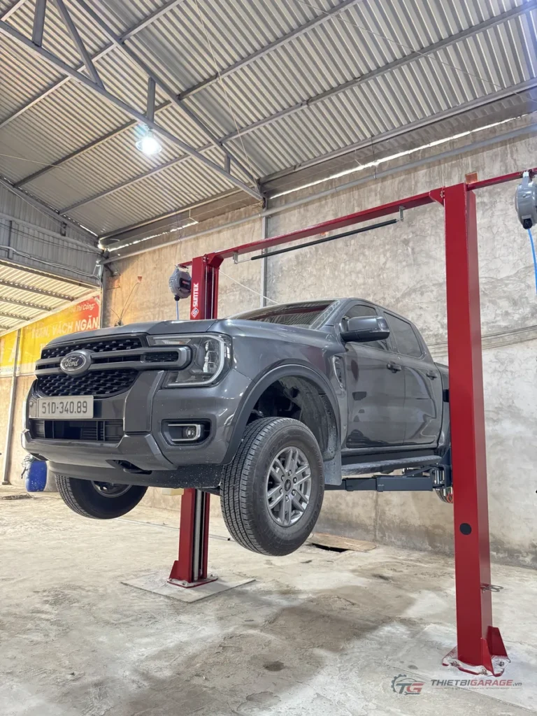 Kê bát đỡ cao su của tay nâng cầu 2 trụ vào đúng vị trí xương sắt chassis xe bán tải