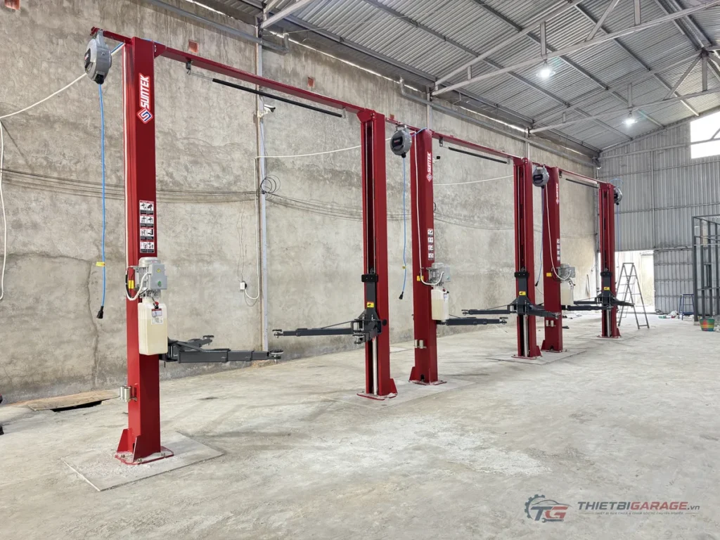 Dàn 4 cầu nâng ô tô 2 trụ giằng trên hiệu Suntek lắp đặt hoàn thiện đồng bộ tại xưởng dịch vụ