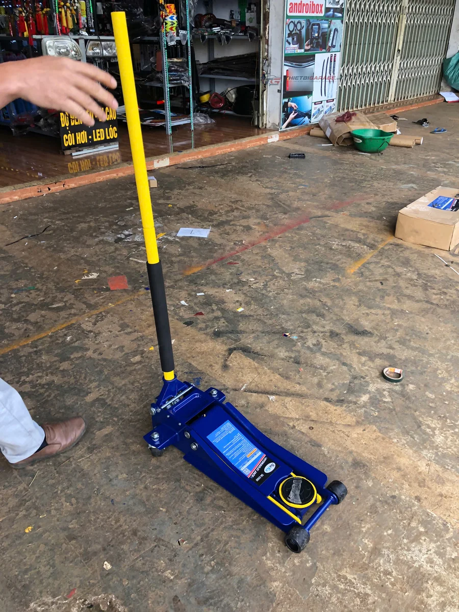 Kích Cá Sấu Thủy Lực 3 Tấn 2 Xi Lanh Saka SK-3500 (HH0012701411) bàn giao lắp đặt thực tế