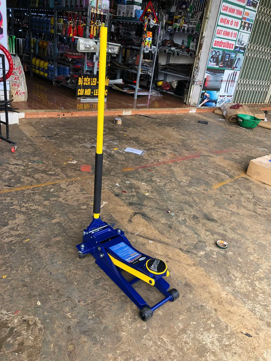 Kích Cá Sấu Thủy Lực 3 Tấn 2 Xi Lanh Saka SK-3500 (HH0012701411) bàn giao lắp đặt thực tế tại xưởng Ban Giao