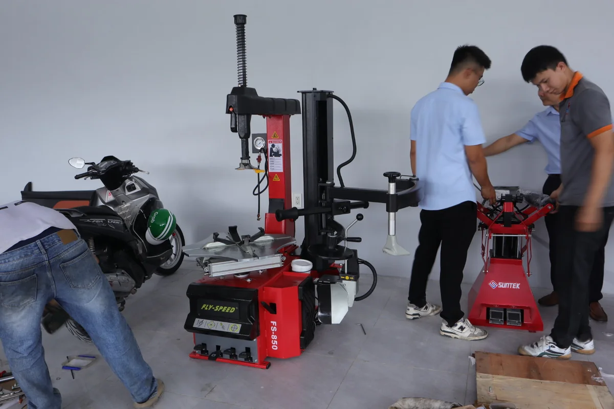 Kỹ thuật viên Thiết Bị Garage hướng dẫn bàn giao lắp đặt máy tháo vỏ FS-850