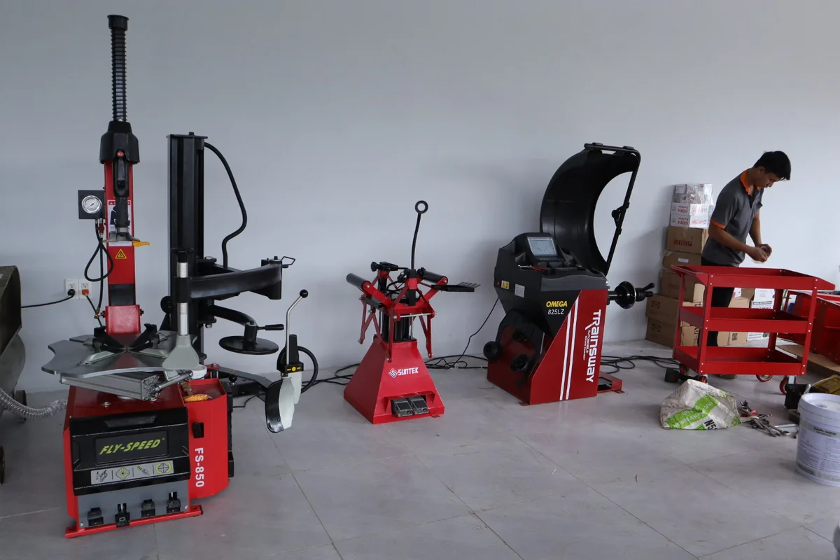 Hoàn tất chuyển giao công nghệ máy tháo lốp Fly Speed FS-850