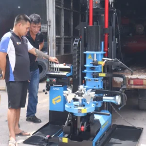 Kỹ thuật viên thao tác tay trang điều khiển thủy lực máy tháo lốp xe tải lưu động Alpha AL-1300-SDL2