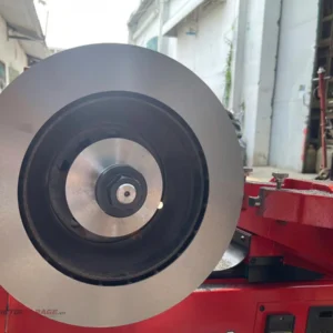 Cận cảnh cụm đầu dao tiện hợp kim máy láng đĩa phanh SunTek C450