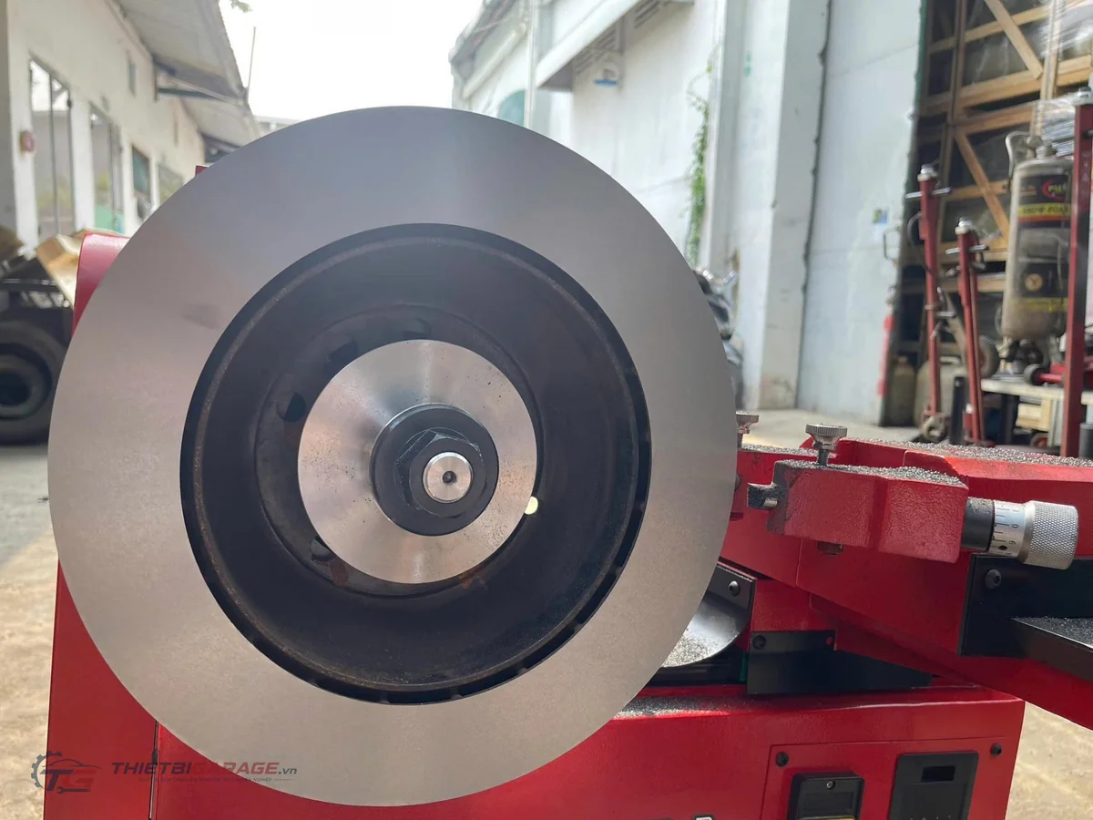 Cận cảnh cụm đầu dao tiện hợp kim máy láng đĩa phanh SunTek C450