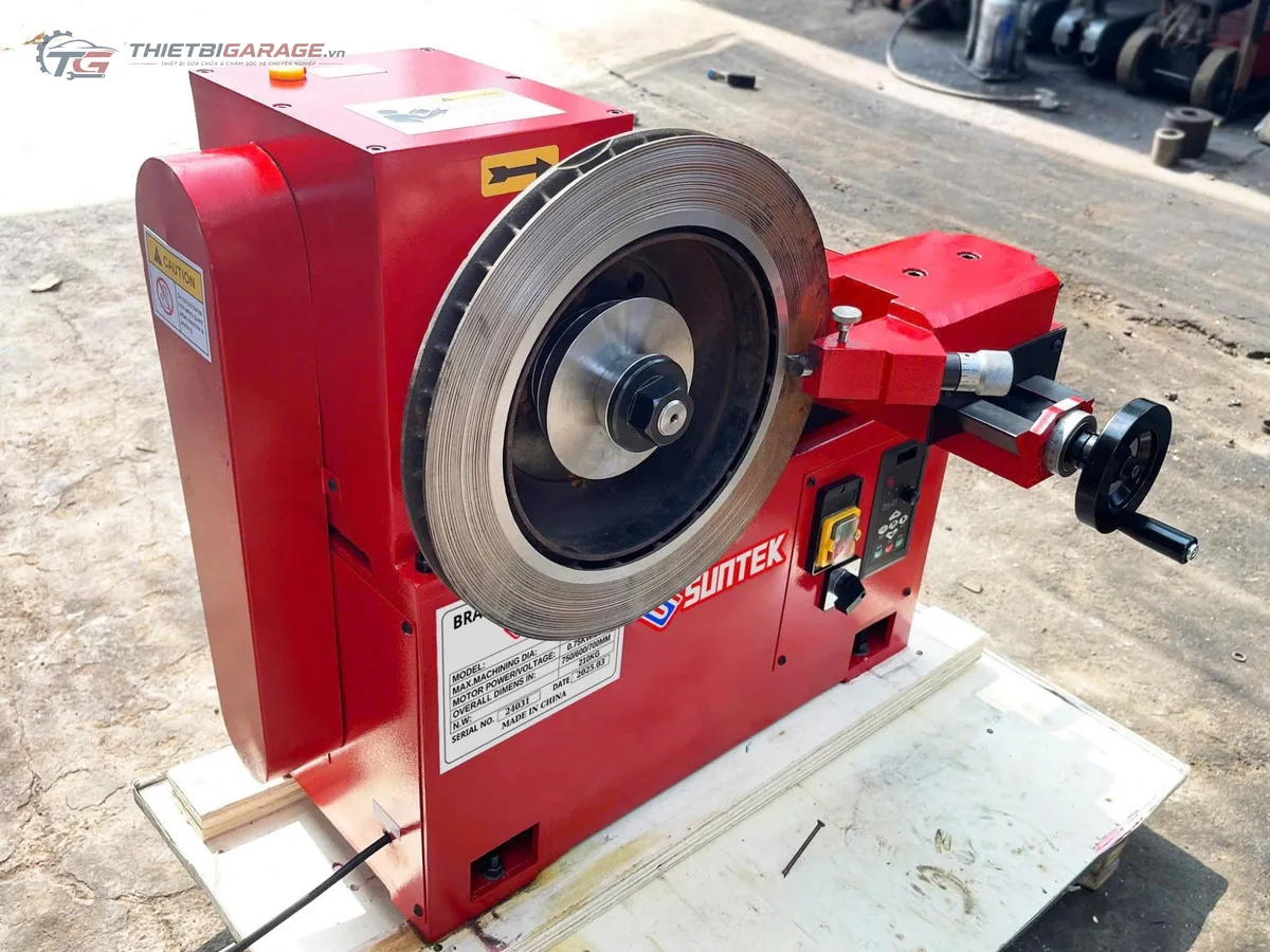 Cận cảnh gá phanh tang trống ô tô trên máy láng đĩa SunTek C450