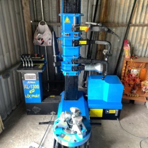 thợ gara Bình Tân vận hành máy tháo lốp xe tải Alpha AL-1300