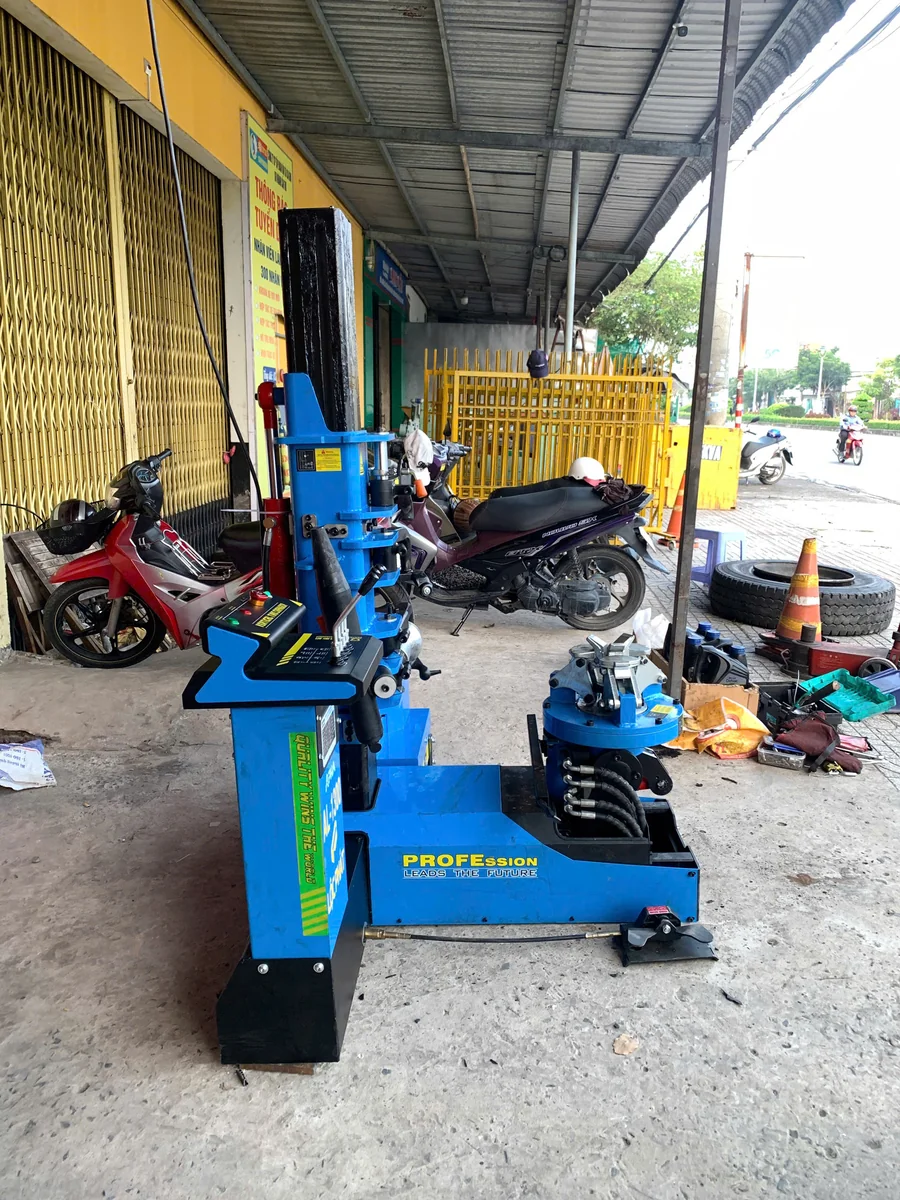 bàn giao máy tháo lắp lốp xe tải Alpha AL-1300 tại Cần Thơ
