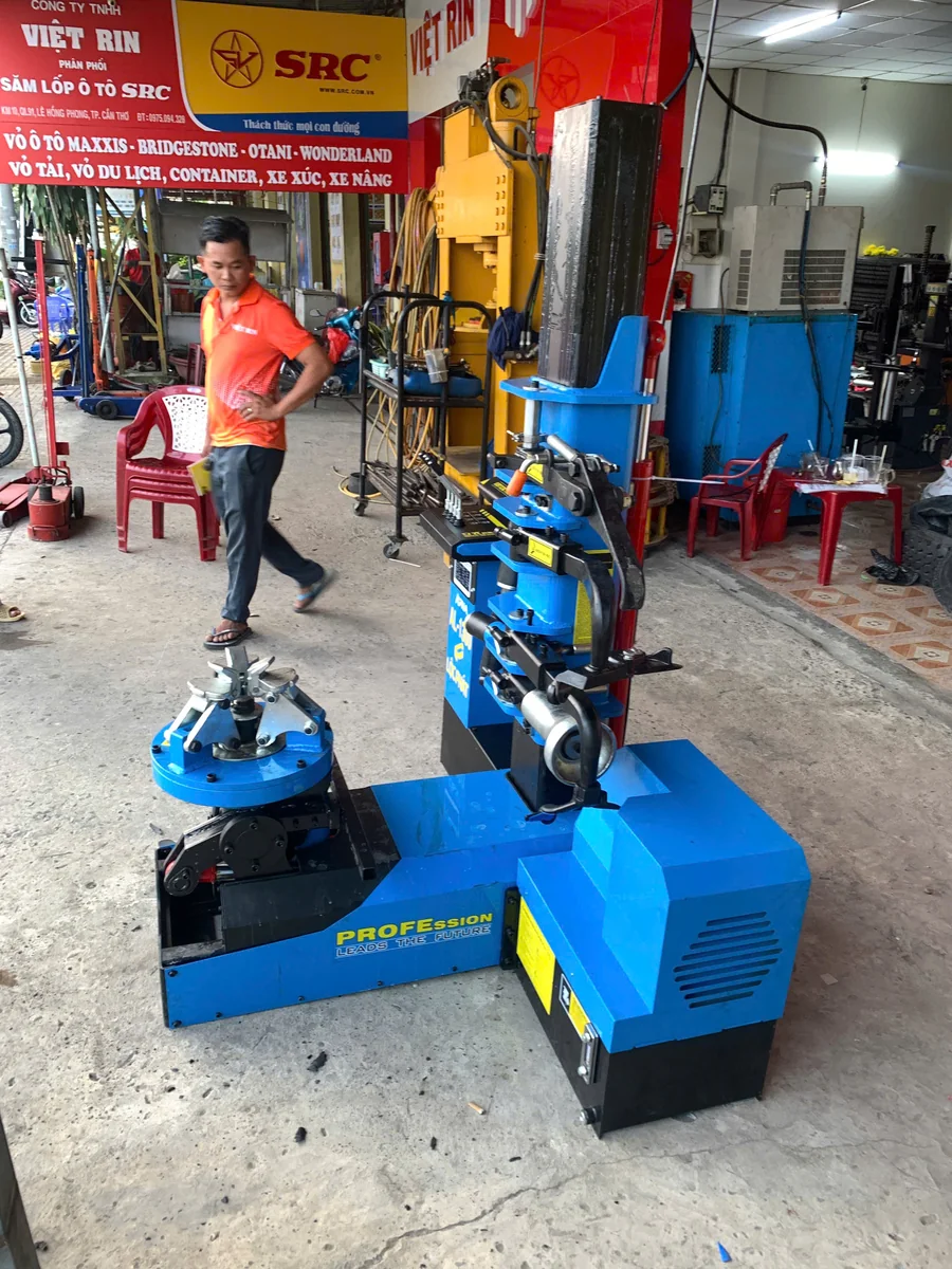 vận hành máy tháo lốp xe tải Alpha AL-1300 tại Cần Thơ