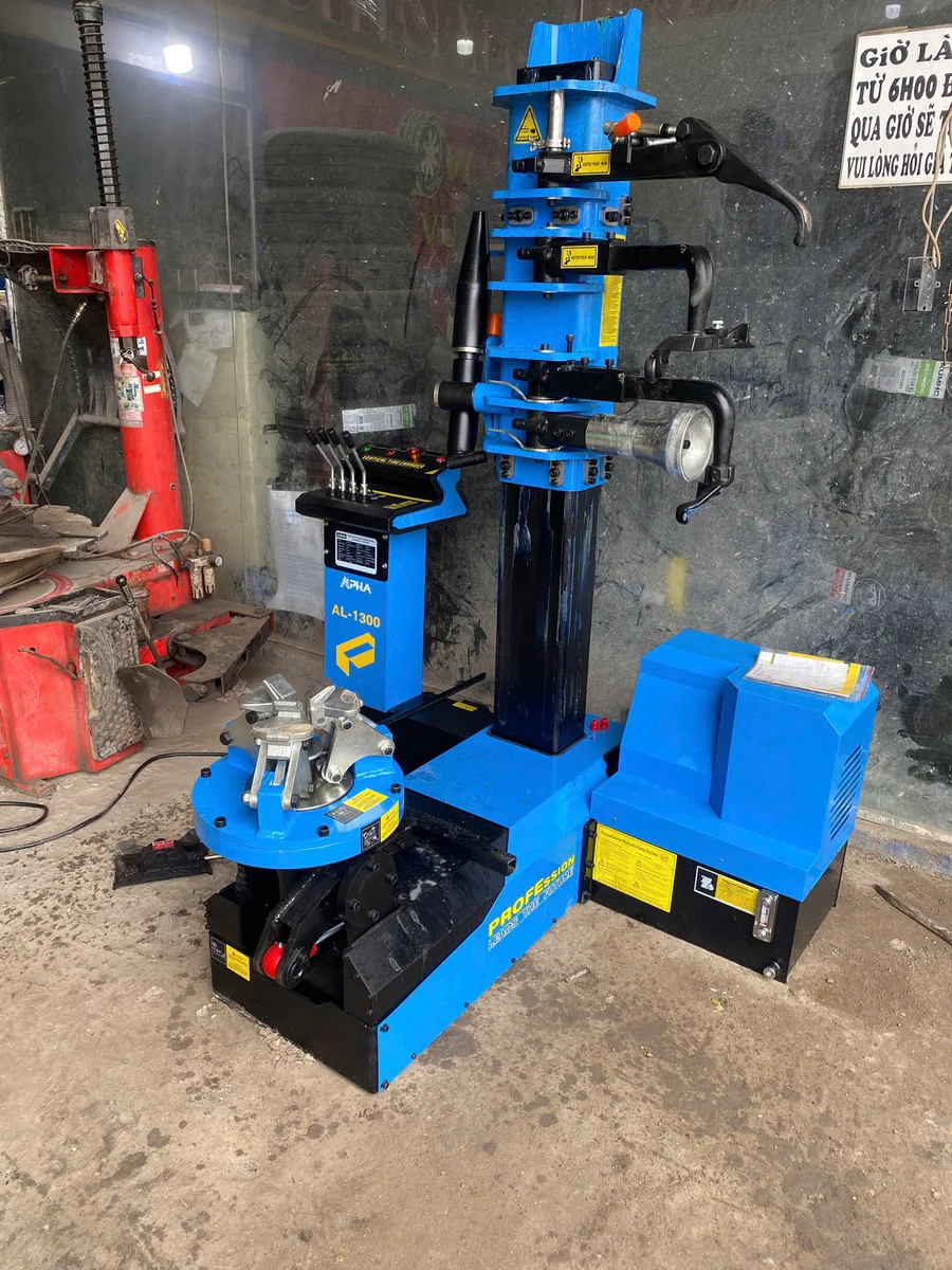 vận hành tháo lốp xe tải Alpha AL-1300 tại xưởng Anh Vương Đồng Nai