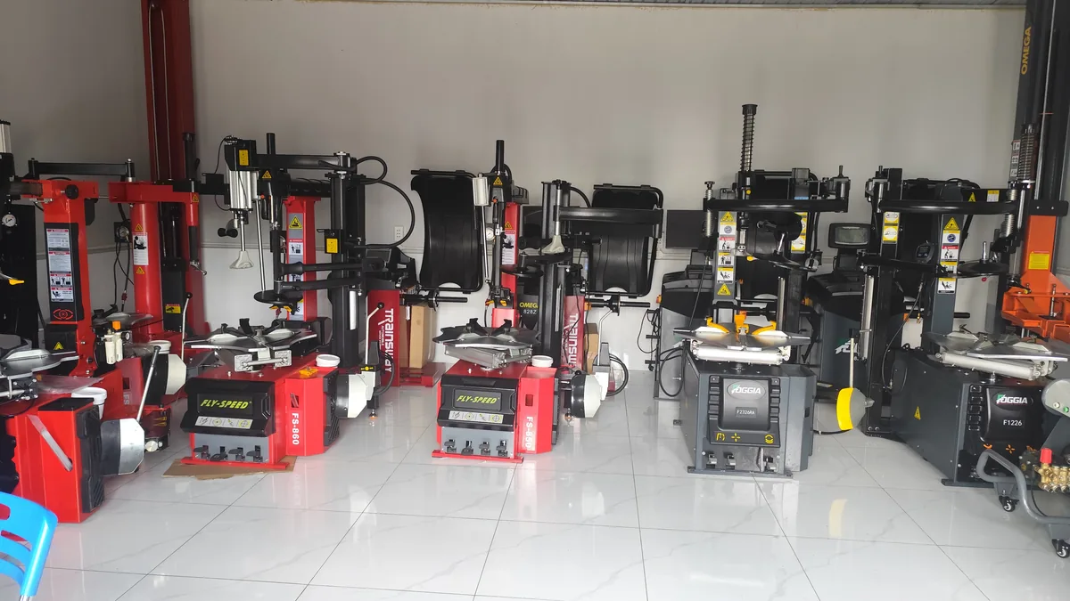 máy tháo vỏ fly speed fs-860 vận hành thực tế tại gara