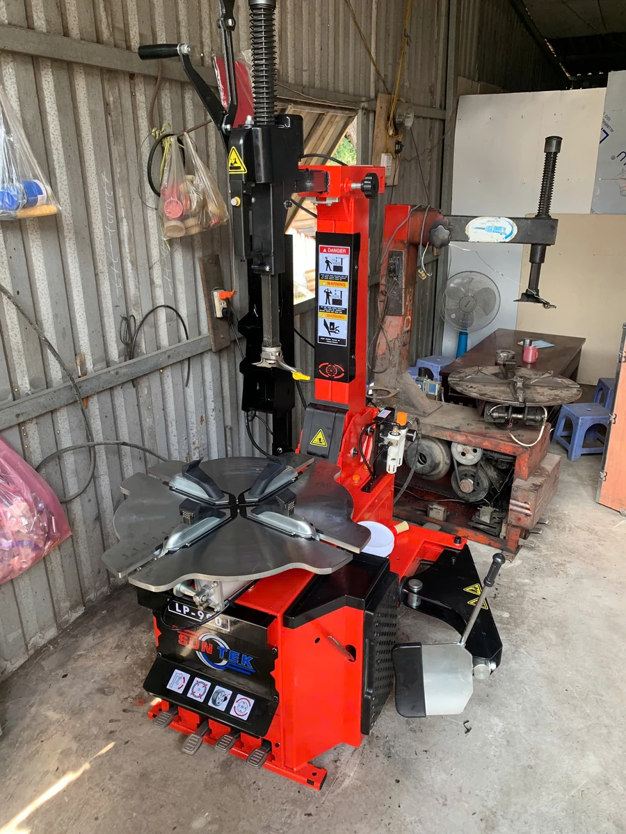 bàn giao máy tháo lốp Suntek LP-990 tại Bình Dương