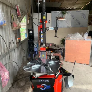 Kỹ thuật viên nghiệm thu máy tháo vỏ Suntek LP-990 tại Thuận An Bình Dương