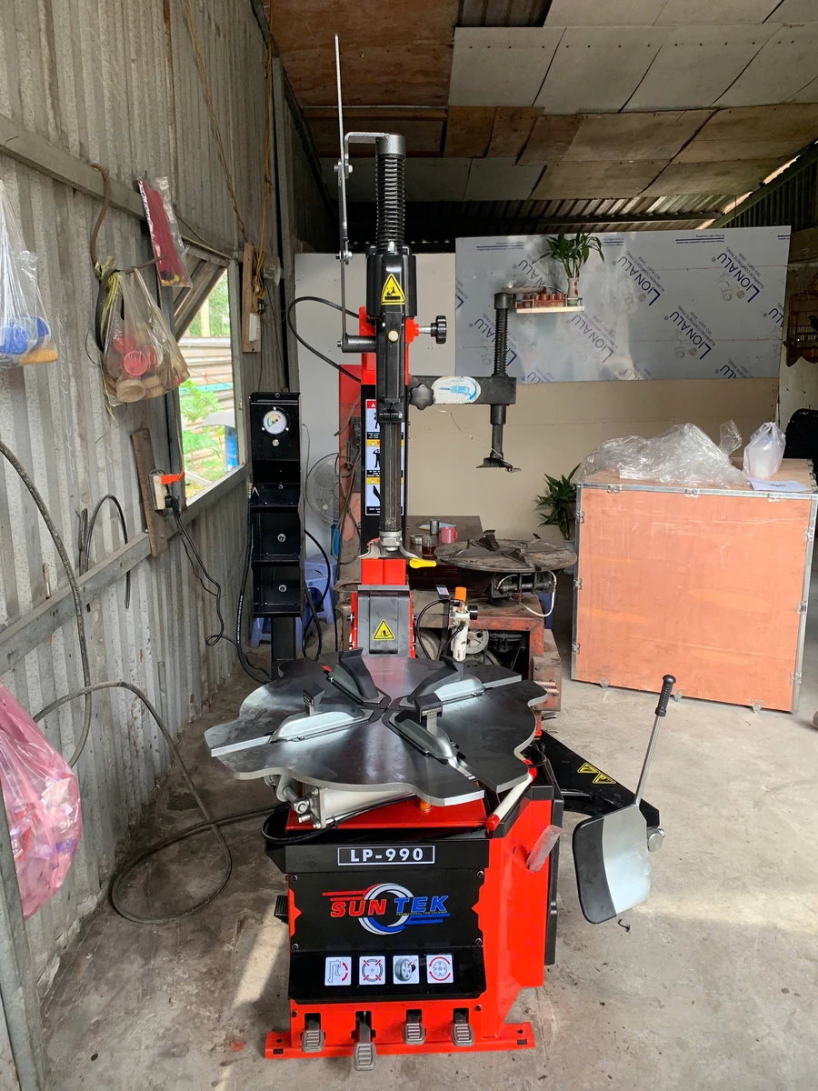 Kỹ thuật viên nghiệm thu máy tháo vỏ Suntek LP-990 tại Thuận An Bình Dương