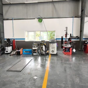 Lắp đặt trọn bộ máy tháo lốp Suntek LP-990 tại trung tâm sửa chữa xe du lịch