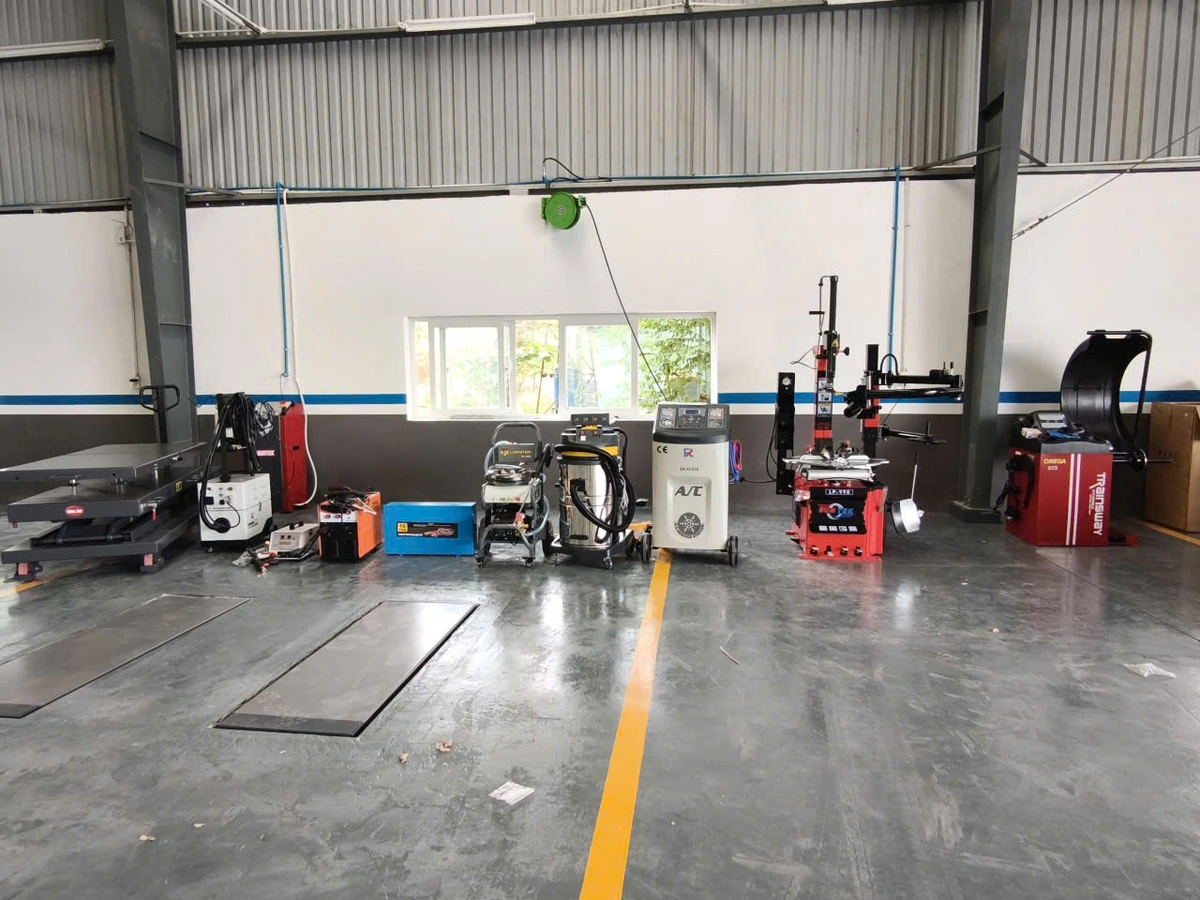 lắp đặt máy tháo lốp Suntek LP-990 tại garage