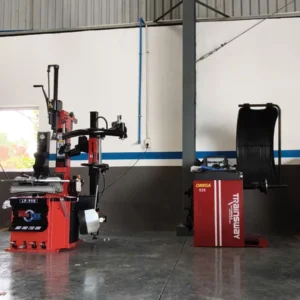 Máy tháo vỏ Suntek LP-990 vận hành ổn định trong garage ô tô