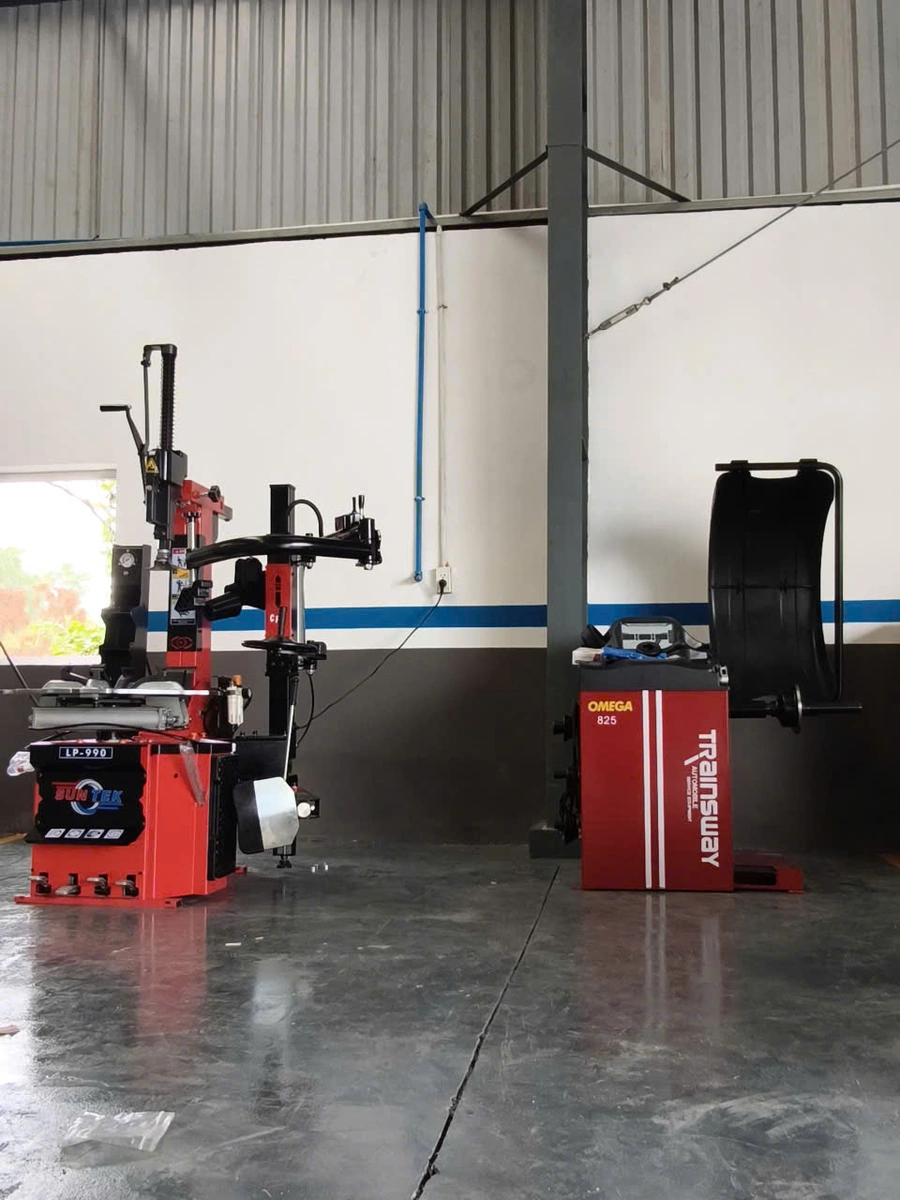 Máy tháo vỏ Suntek LP-990 vận hành ổn định trong garage ô tô
