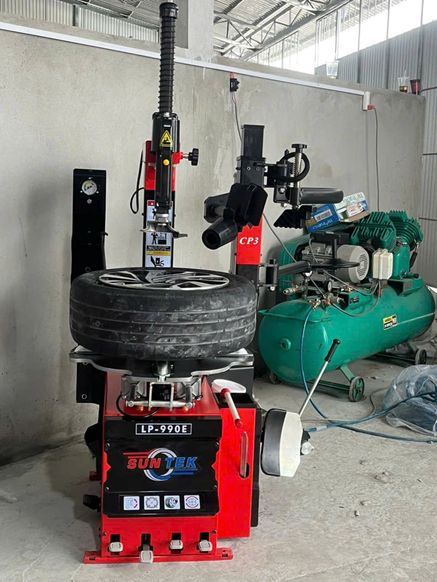 bàn giao máy tháo lốp Suntek LP-990E tại Trà Vinh